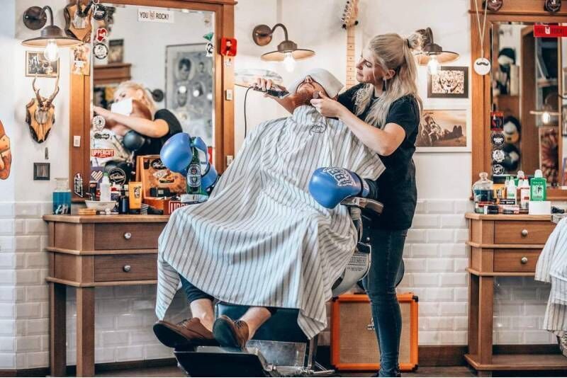 Профессиональная коррекция бороды в "Knockout Barber Shop" в Елгаве