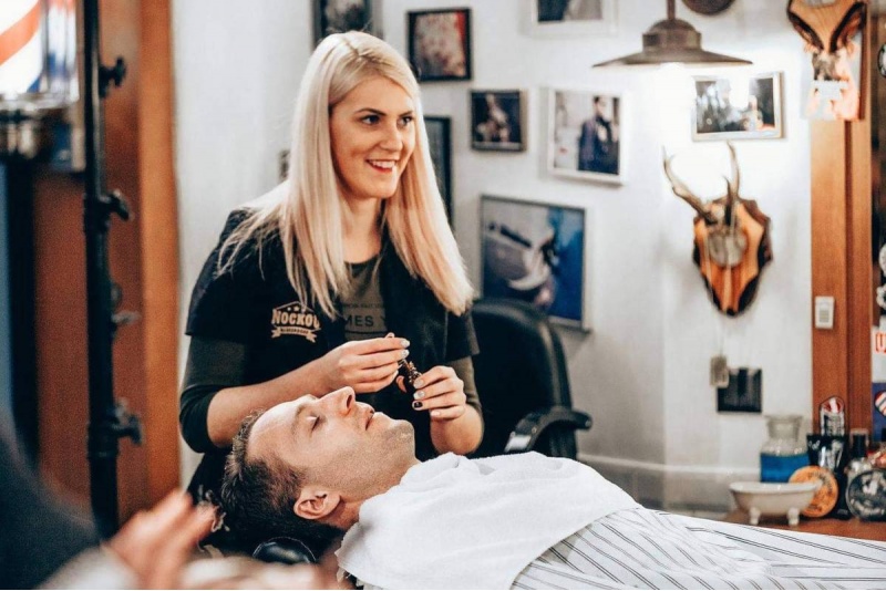 Knockout Full Shave — классическое бритьё лица опасной бритвой в Елгаве