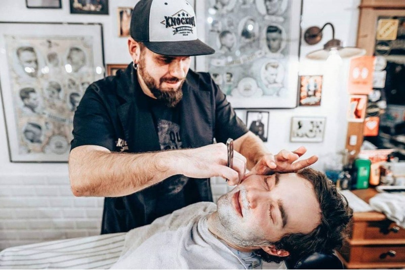 Knockout Full Shave — классическое бритьё лица опасной бритвой в Елгаве
