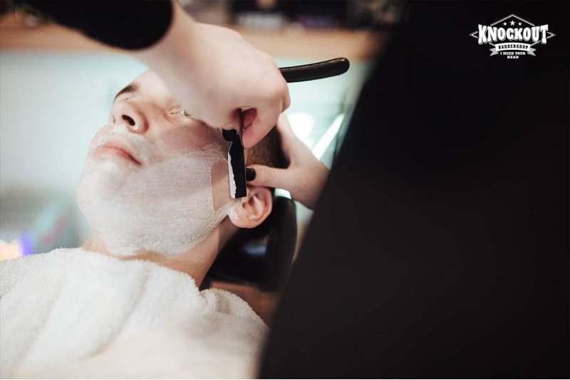 Knockout Full Shave — классическое бритьё лица опасной бритвой в Елгаве