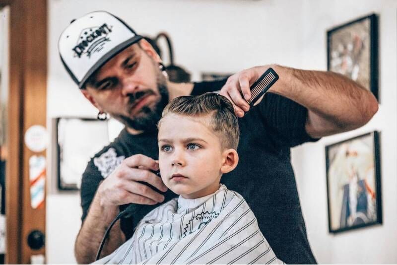 Gados jauno džentelmeņu matu griezums Knockout Barber Shop Rīgā