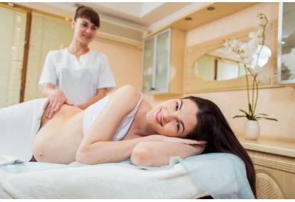 Расслабляющий массаж для беременных в кабинете врача "Sigīrija" в Риге