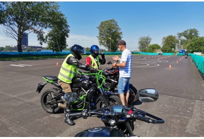 Iemaņu atsvaidzināšanas motobraukšanas nodarbība no GOMOTO.lv