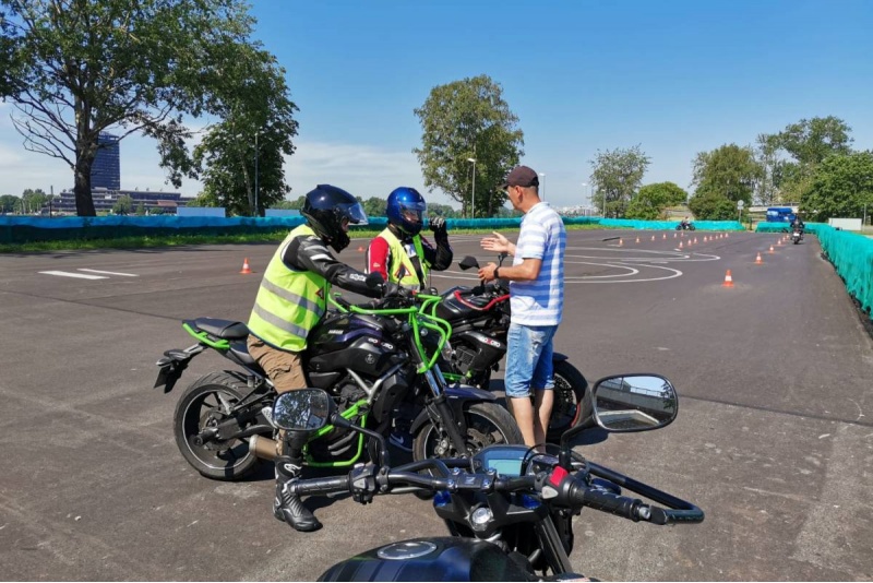 Iemaņu atsvaidzināšanas motobraukšanas nodarbība no GOMOTO.lv