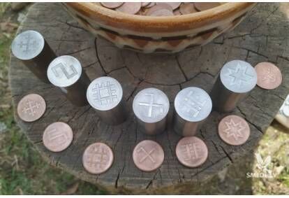 Monētu kalšana ar latvju zīmēm Limbažu novadā no "DUDU Ligzdas"