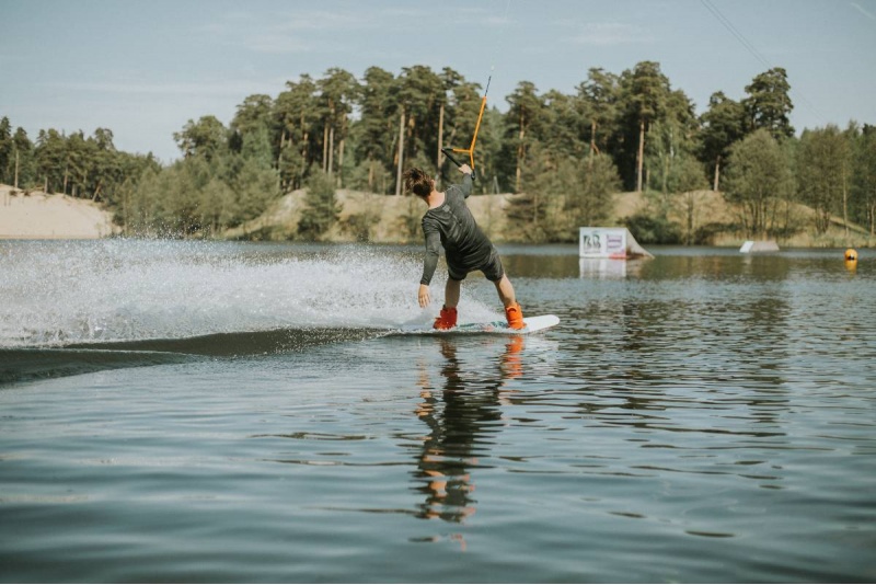 Увлекательный отдых с вейкбордом в парке активного отдыха "BB wakepark" в Лиепае