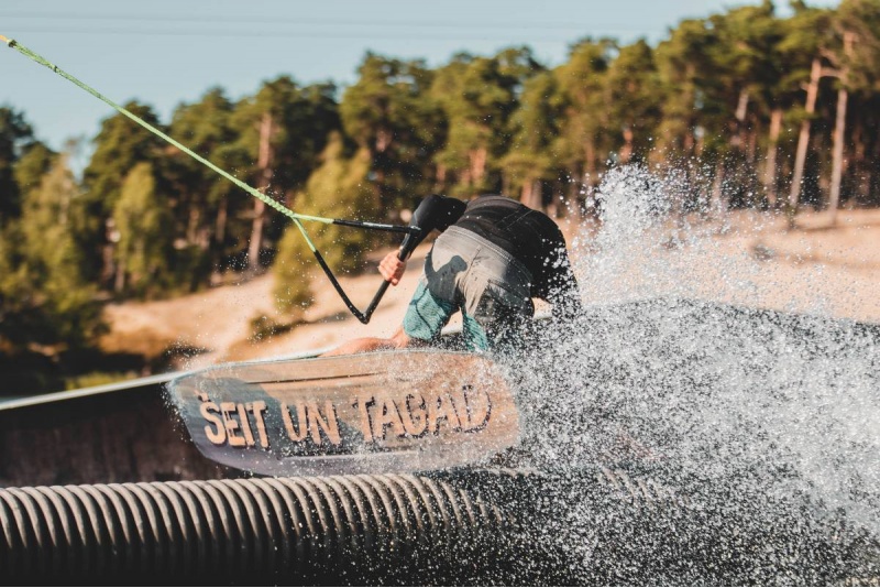 Увлекательный отдых с вейкбордом в парке активного отдыха "BB wakepark" в Лиепае