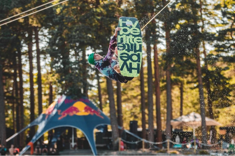 Увлекательный отдых с вейкбордом в парке активного отдыха "BB wakepark" в Лиепае