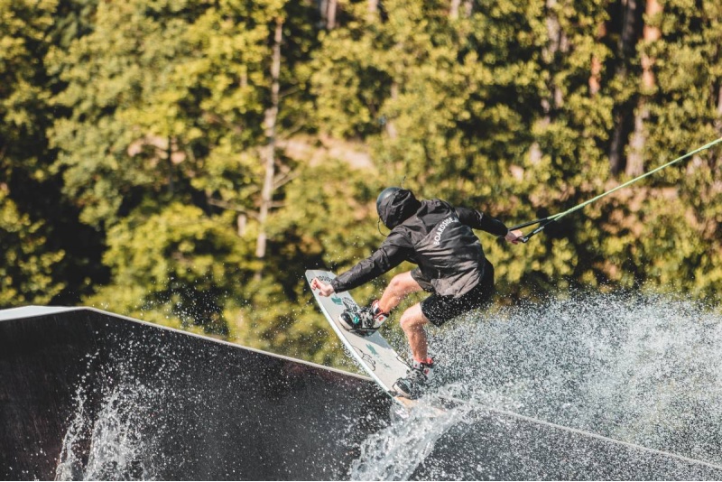 Увлекательный отдых с вейкбордом в парке активного отдыха "BB wakepark" в Лиепае