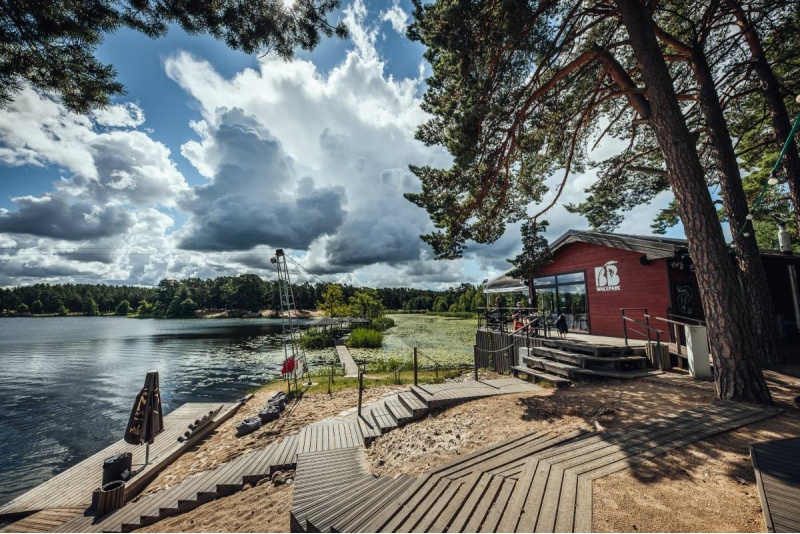 Nakšņošana Bungalow mājiņā un SUP dēļu piedzīvojums Liepājā