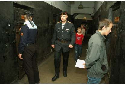 Noslēpumaina ekskursija ar šova elementiem Karostas cietumā Liepājā