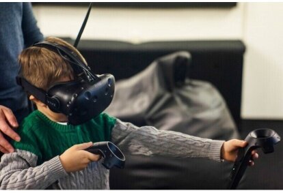 Virtuālās realitātes piedzīvojums ģimenei un draugiem no "VR Room" Rīgā