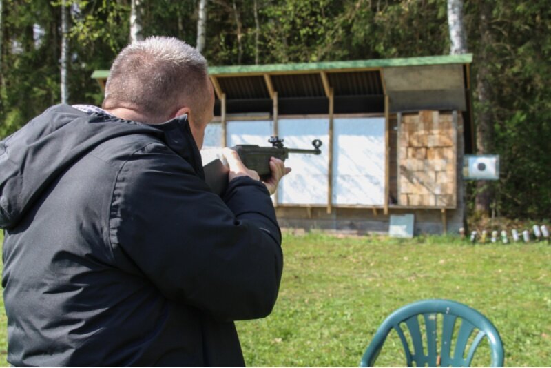 Обучение стрельбе из пневматической винтовки и пистолета в центре активного отдыха "Akoti"