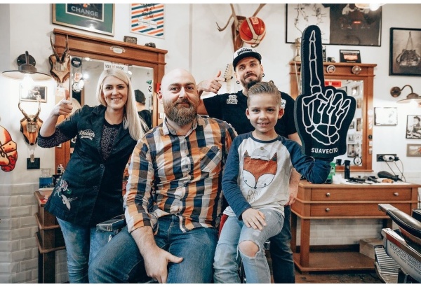 Matu griezums Tēvs + dēls Knockout Barber Shop Rīgā