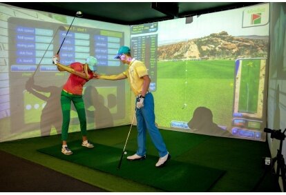 Golfa spēle trīs ekrānu simulatorā Viļņā