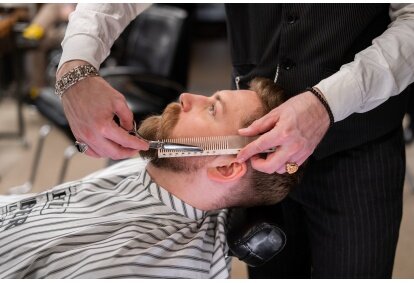 Стрижка волос и коррекция бороды от M87 Barbershop
