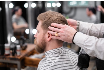 Vīriešu matu griezums no "M87 Barbershop" Rīgā