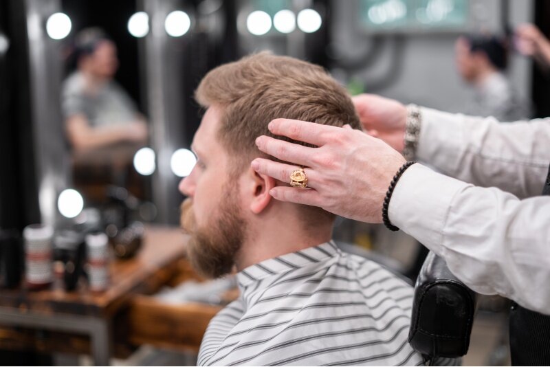 Vīriešu matu griezums no "M87 Barbershop" Rīgā