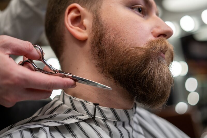 Профессиональная коррекция бороды в "M87 Barbershop"
